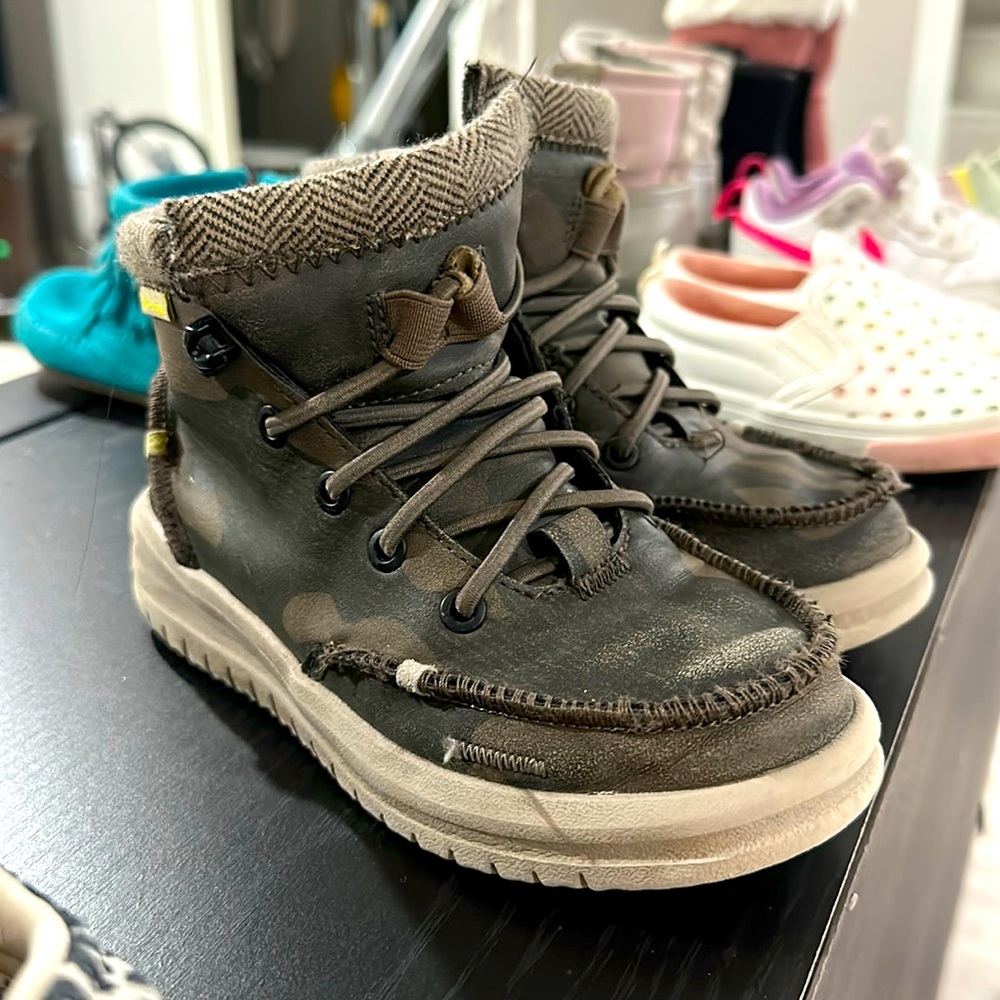 Hey dude size 7 toddler boy shoe.